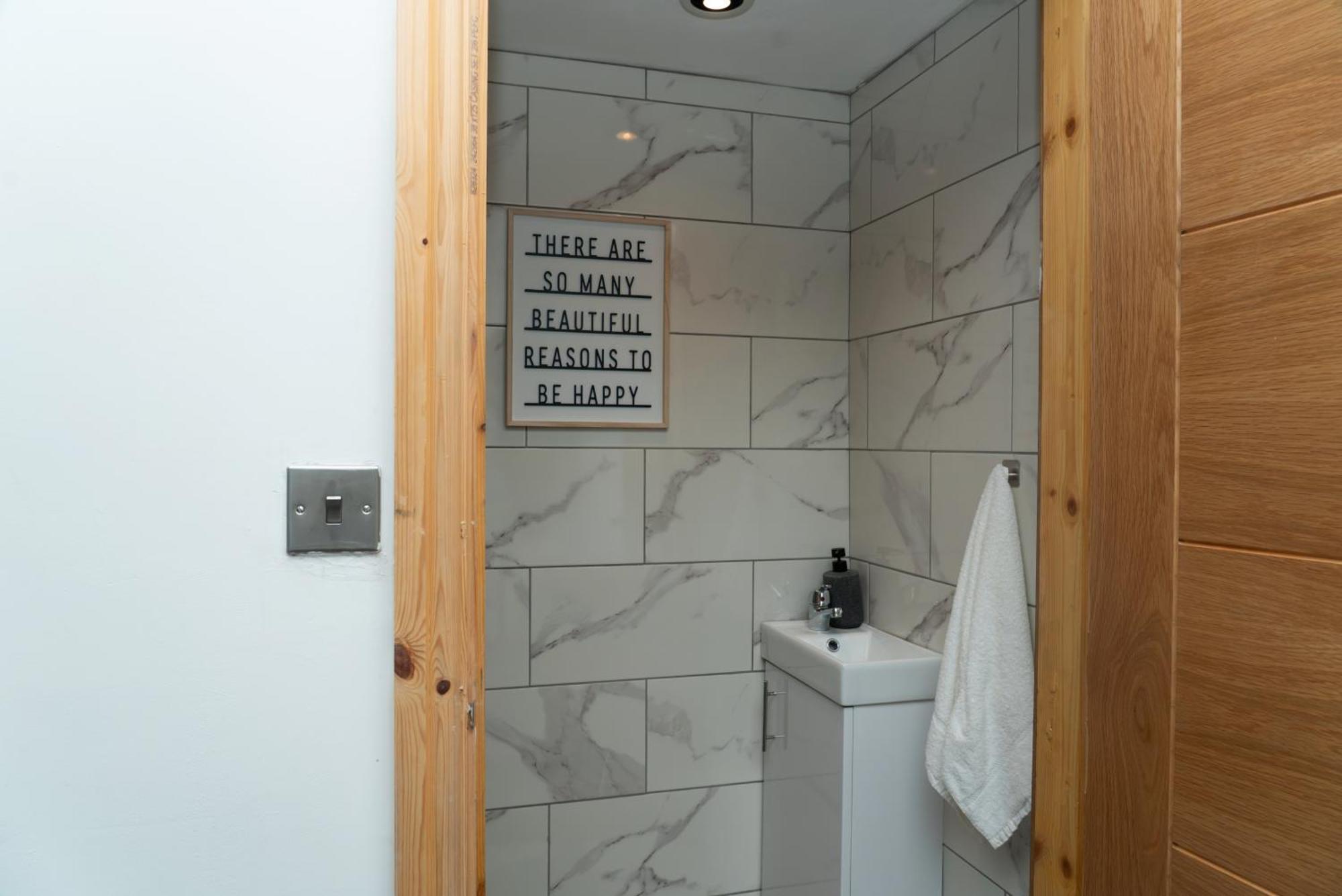 Double Bedroom Near Etihad And Coop Live With Free Parking, Shared Kitchen & Bathroom - Including Free 1-Hour Early Check-In Or Late Check-Out For Bookings Until July Manchester Eksteriør bilde